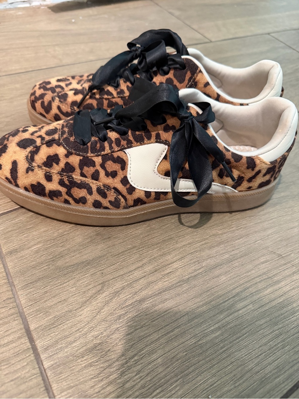 Leopard shoes with silk laces